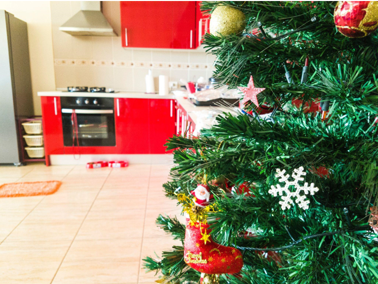 Make a Splash with Decorating: How Green Artificial Christmas Trees Can Transform Your Holidays